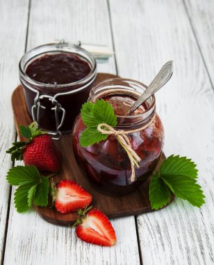 Çilek reçeli ve taze çilek.