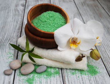 Spa Ürünleri ve beyaz orkide