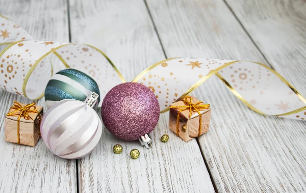 Bolas de Navidad en una mesa —  Fotos de Stock