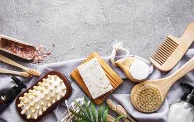 Sıfır atık doğal kozmetik ürünleri beton arka planda. Düz yatıyordu. 