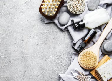 Sıfır atık doğal kozmetik ürünleri beton arka planda. Düz yatıyordu. 