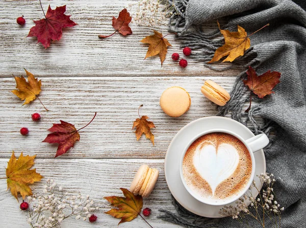 Tasse Kaffee Und Trockene Blätter Auf Weißem Holzhintergrund Flache Lage — Stockfoto