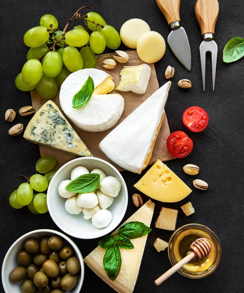 Varios Tipos Queso Uvas Miel Aperitivos Sobre Fondo Hormigón Negro — Foto de Stock