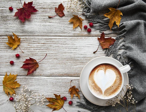 Tasse Kaffee Und Trockene Blätter Auf Weißem Holzhintergrund Flache Lage — Stockfoto
