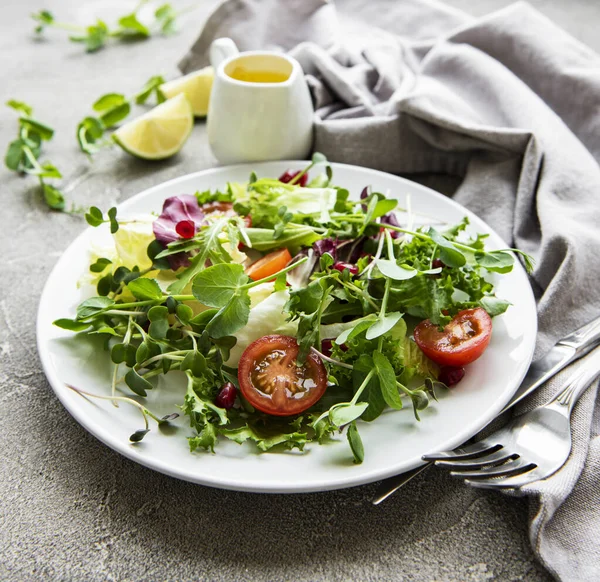 Ensaladera Mixta Verde Fresca Con Tomates Microgreens Sobre Fondo Hormigón — Foto de Stock