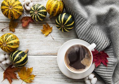 Bir fincan kahve, kuru yapraklar ve bir eşarp. Düz konum, üst görünüm, kopyalama alanı