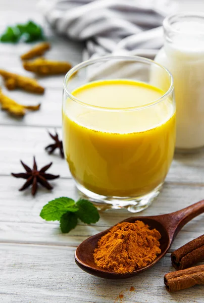黄色姜黄拿铁饮料 带有肉桂 生姜和蜂蜜的金牛奶 白色木制背景 — 图库照片