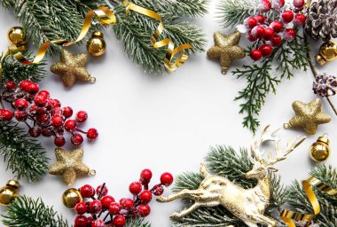 Noel kompozisyonu. Firavun ağacı dalları, beyaz arka planda kırmızı süslemeler. Noel, kış, yeni yıl konsepti. Düz konum, üst görünüm, kopyalama alanı