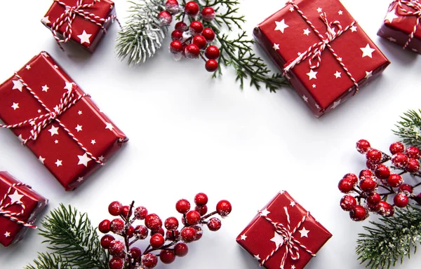 Vánoční Kompozice Jedlové Větve Červené Ozdoby Bílém Pozadí Vánoce Zima — Stock fotografie