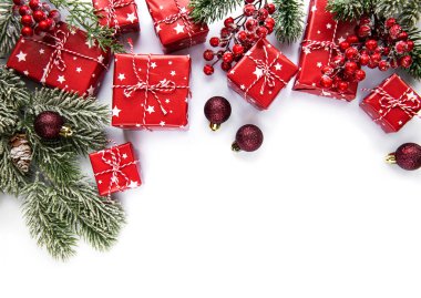 Noel kompozisyonu. Firavun ağacı dalları, beyaz arka planda kırmızı süslemeler. Noel, kış, yeni yıl konsepti. Düz konum, üst görünüm, kopyalama alanı