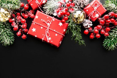 Noel ya da Yeni Yıl koyu arkaplan, sezon dekorasyonları, metin için alan, yukarıdan görünüm