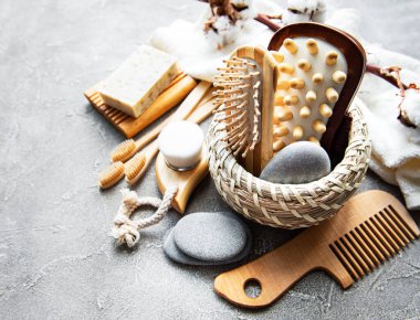 Sıfır atık doğal kozmetik ürünleri beton arka planda. Düz yatıyordu. 