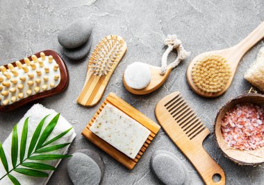 Sıfır atık doğal kozmetik ürünleri beton arka planda. Düz yatıyordu. 