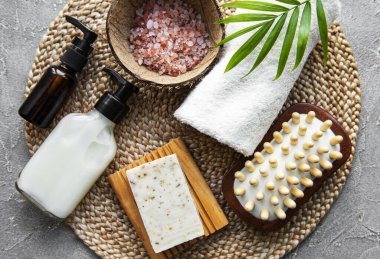 Sıfır atık doğal kozmetik ürünleri beton arka planda. Düz yatıyordu. 