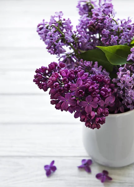 Ramo Primavera Flores Luilac Jarrón Sobre Una Mesa Madera Blanca —  Fotos de Stock