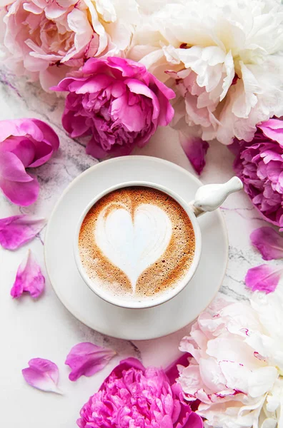 Rosa Pfingstrose Und Tasse Kaffee Schönem Stil Auf Weißem Marmorhintergrund — Stockfoto