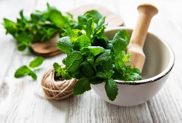 Frische Grüne Minze Mörser Auf Weißem Holzhintergrund — Stockfoto