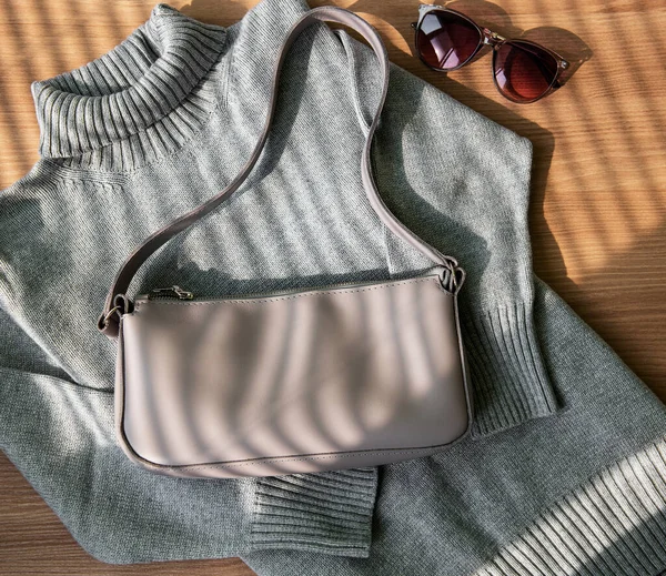 베이지 가방과 스웨터 — 스톡 사진