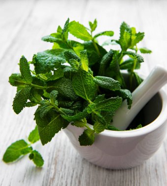 Beyaz ahşap sırtüstü taze naneli harç.