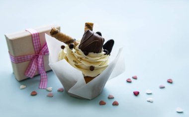 Pastel mavi arka planda çikolatalı kek.