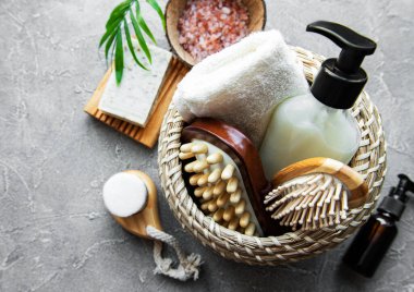 Sıfır atık doğal kozmetik ürünleri beton arka planda. Düz yatıyordu. 