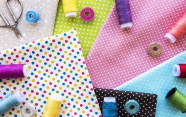 Aksesuar ve kumaş dikiyorum. Üst manzara, düz uzanma.