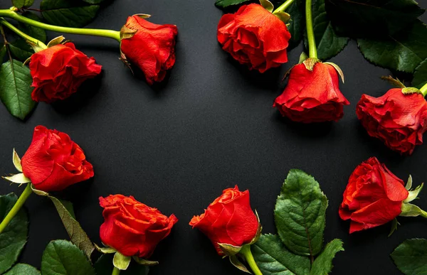 Roses Rouges Concept Saint Valentin Sur Fond Noir Vue Dessus — Photo