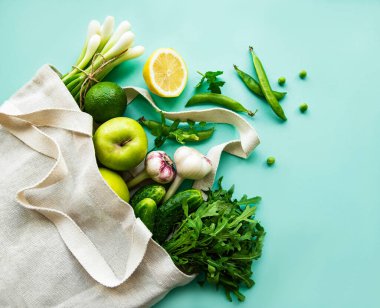 Sıfır yiyecek alışverişi. Meyve ve sebzeli ekolojik doğal torbalar, çevre dostu, düz uzanma.