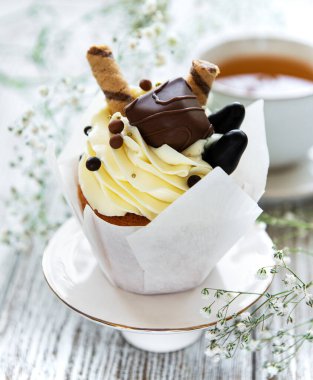 Beyaz ahşap arka planda çikolatalı kekler