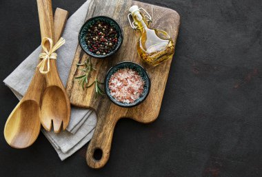 Siyah arka planda eski ahşap mutfak aletleri ve baharatlar