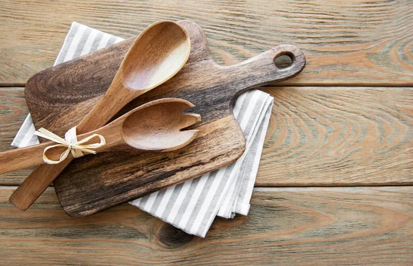 Alte Alte Küchenutensilien Holzlöffel Schneidebrett Serviette Über Alten Holztisch Ansicht — Stockfoto