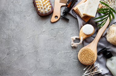 Sıfır atık doğal kozmetik ürünleri beton arka planda. Düz yatıyordu. 