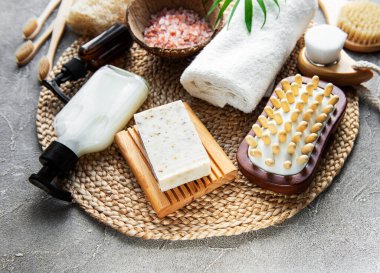 Sıfır atık doğal kozmetik ürünleri beton arka planda. Düz yatıyordu. 