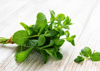 Eski ahşap zemin üzerinde taze nane yaprakları, düz yatıyordu.