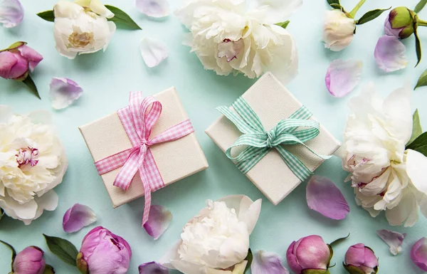 Composición Festiva Sobre Fondo Pastel Azul Flores Peonías Cajas Regalo —  Fotos de Stock