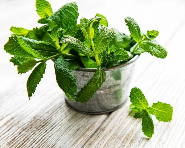 Fresh Mint Bucket White Woodwn Table — Stock Photo, Image