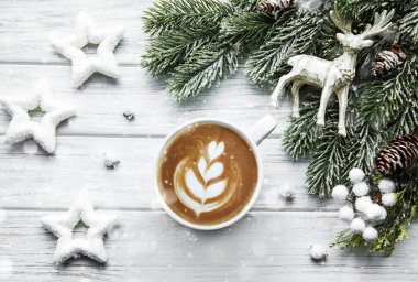 Noel ve mutlu yeni yıl kartları, bir fincan kahve, çam, köknar beyaz ahşap arka plan, üst manzara