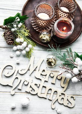 Noel ve mutlu yeni yıl kartı, mumlar, çam, köknar beyaz ahşap arka plan, üst manzara