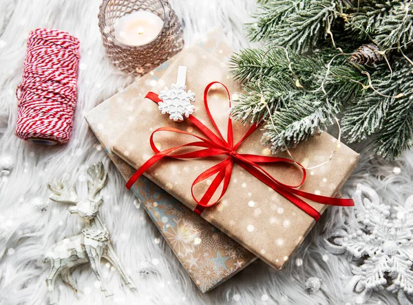 Belos Presentes Para Natal Com Decoração Fundo Madeira — Fotografia de Stock