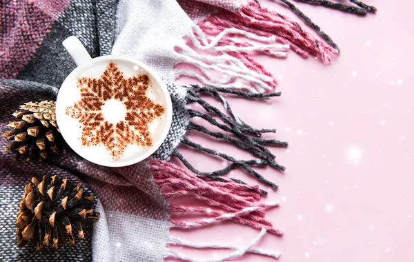 Кофе Снежинкой Тёплом Шерстяном Фоне Вид Сверху — стоковое фото