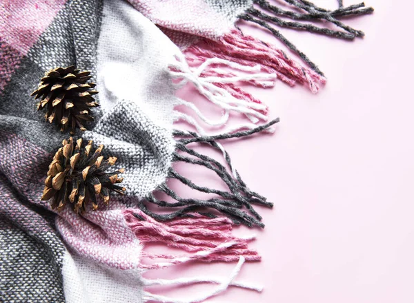 Смятое Теплое Плетеное Розовое Серое Одеяло Вид Сверху — стоковое фото