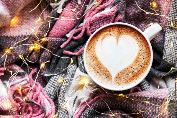 Кофе Рисунком Сердца Тёплом Вязаном Фоне Свитера Вид Сверху — стоковое фото