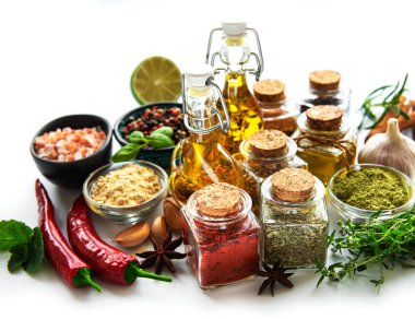 Beyaz arkaplanda izole edilmiş çeşitli baharatlar, üst görünüm