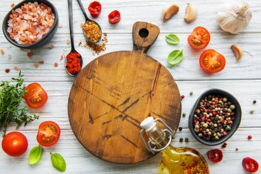 Ahşap mutfak aletleri, boş kesim tahtası ve baharatlar. Yemek pişirme şablonu. Kopyalama alanı olan üst görünüm. Düz yatıyordu