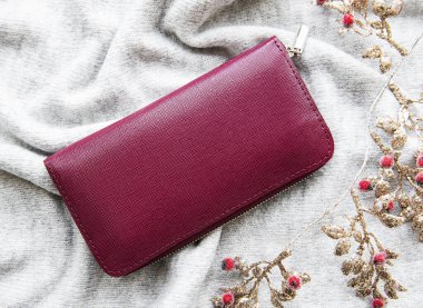 Gri örgü arka planda kırmızı deri cüzdan