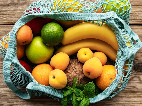 Malha Saco Compras Com Frutas Orgânicas Fundo Madeira Deitado Plano — Fotografia de Stock