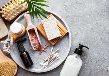 Sıfır atık doğal kozmetik ürünleri beton arka planda. Düz yatıyordu. 