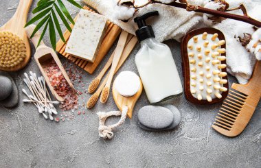 Sıfır atık doğal kozmetik ürünleri beton arka planda. Düz yatıyordu. 