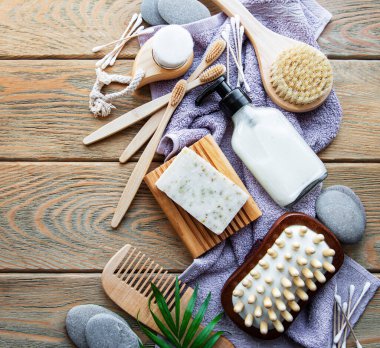 Sıfır doğal kozmetik ürünlerini ahşap arka planda ziyan ediyor. Düz yatıyordu. 