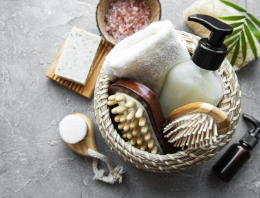 Sıfır atık doğal kozmetik ürünleri beton arka planda. Düz yatıyordu. 